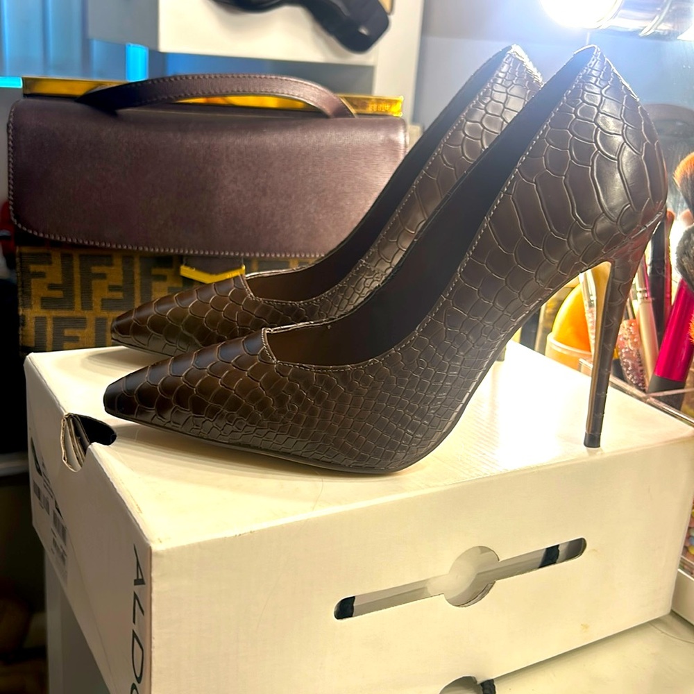 Chocolate brown snake print heels 🤎